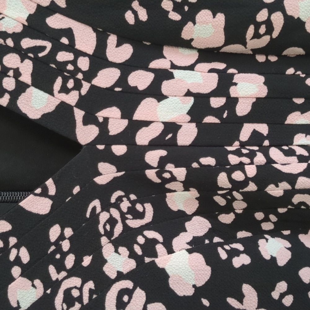 Talbot's | Dress Black with Blush & Ivory Print Sleeveless Small Pleats | 6P
